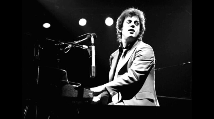 SRnfaAO-702x390 Piano Man - Billy Joel  