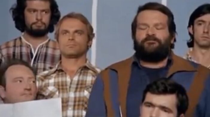 FF12FC38-4585-419C-928F-A9C25CDF3665-e9bb9674-702x390 Coro dei Pompieri, Lalala Song, Bud Spencer 