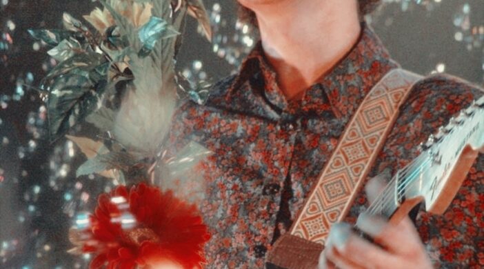 EWfLqhrXsAYKIMl-702x390 That Green Gentleman - Panic! at the Disco's Pretty Odd 